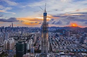旭東圍擋廠家祝賀，深圳又一高樓388米 順利封頂 ！